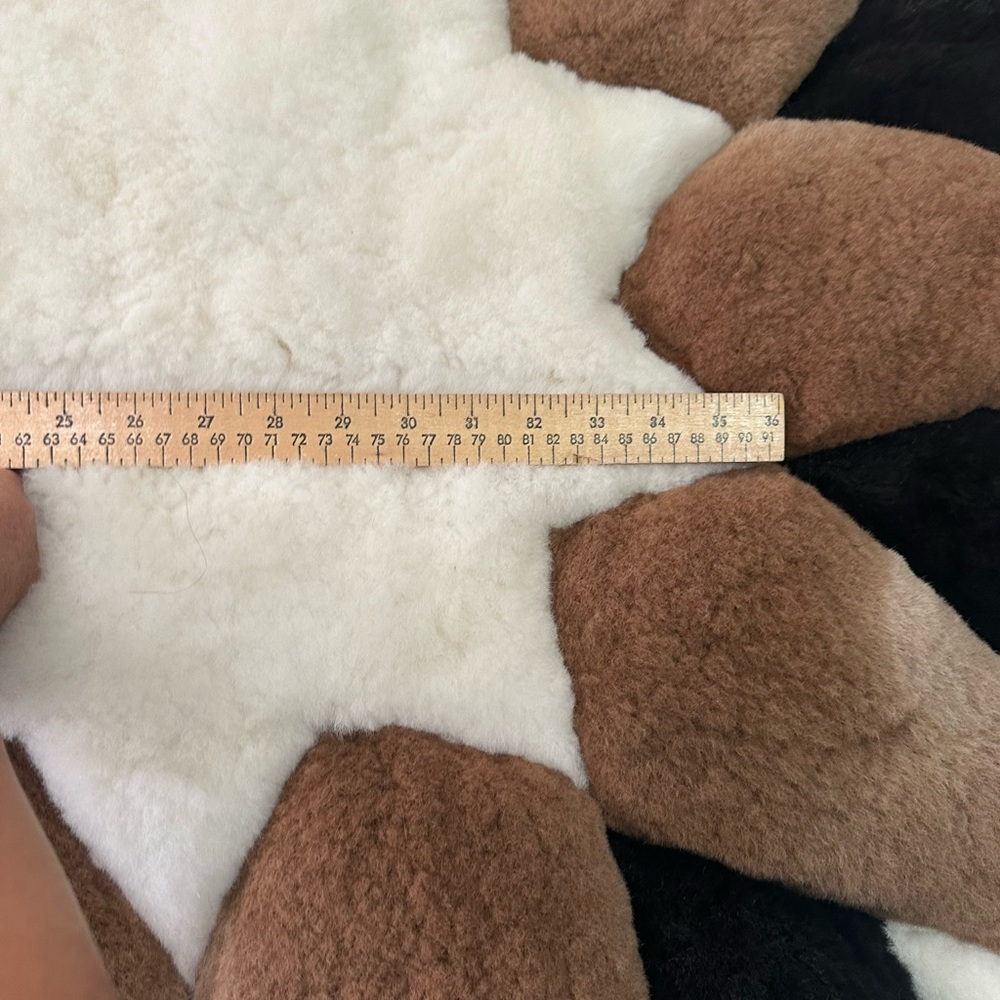 Alpaca fur Rug
Very pretty
53” - Picture 2 of 5